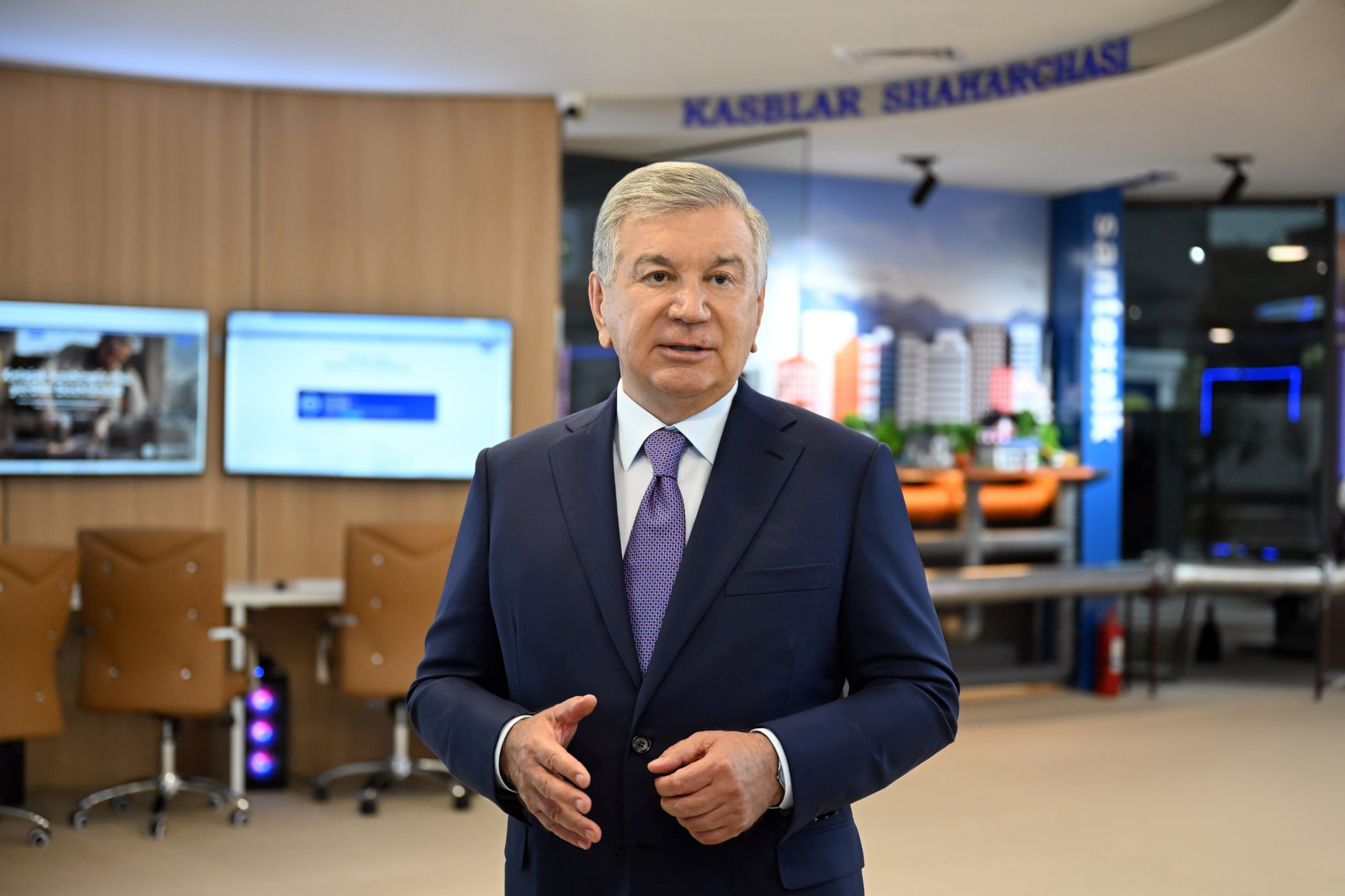 Prezident Shavkat Mirziyoyev Xorazm ilgʻor kasbiy mahorat texnikumi hamda uning hududida tashkil etilgan Kasblar shaharchasi faoliyati bilan tanishdi.