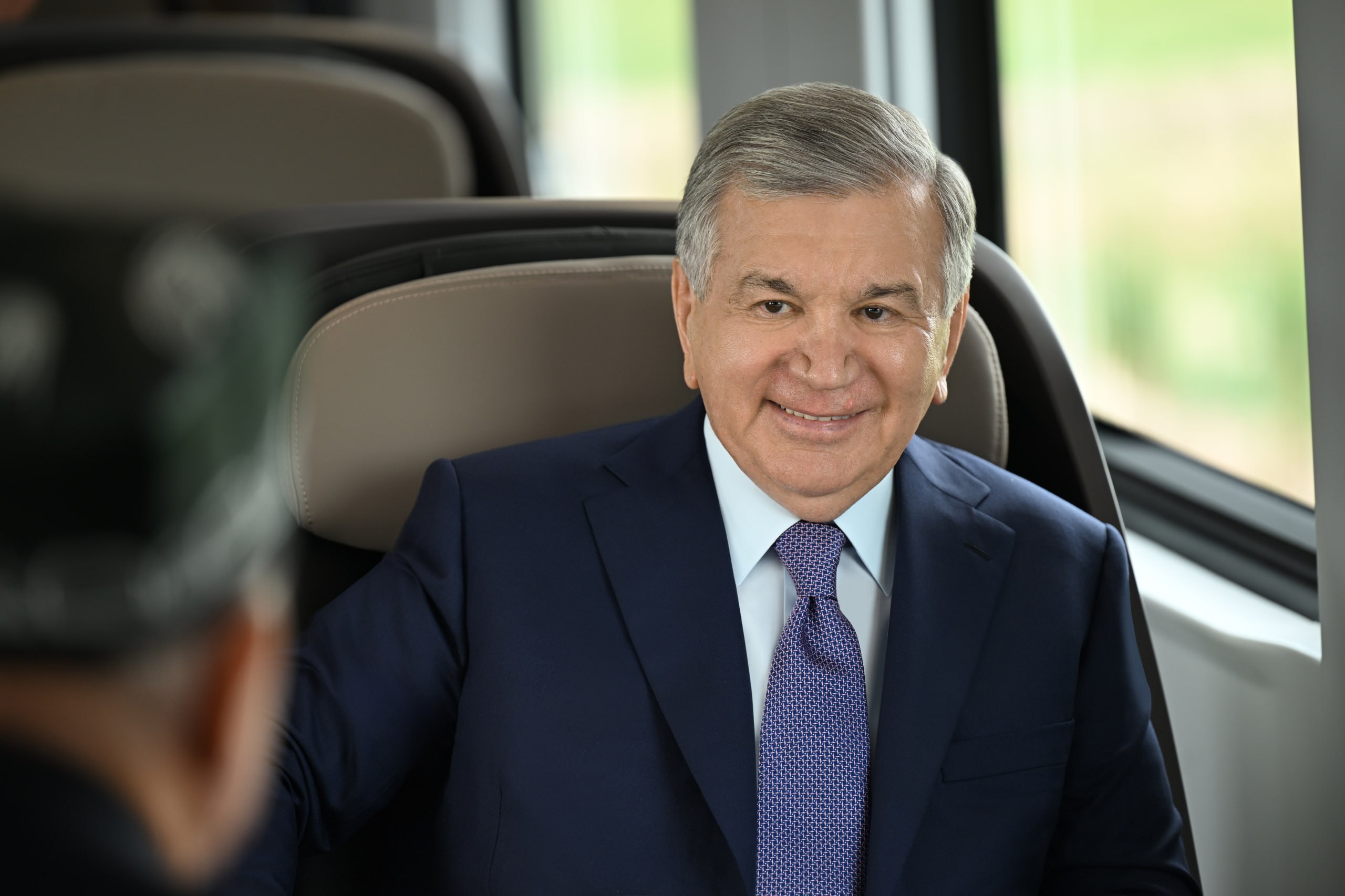 Prezident Shavkat Mirziyoyev Urganch xalqaro aeroporti va Xiva temir yoʻl bekatini bogʻlaydigan temir yoʻl liniyasi bilan tanishdi.