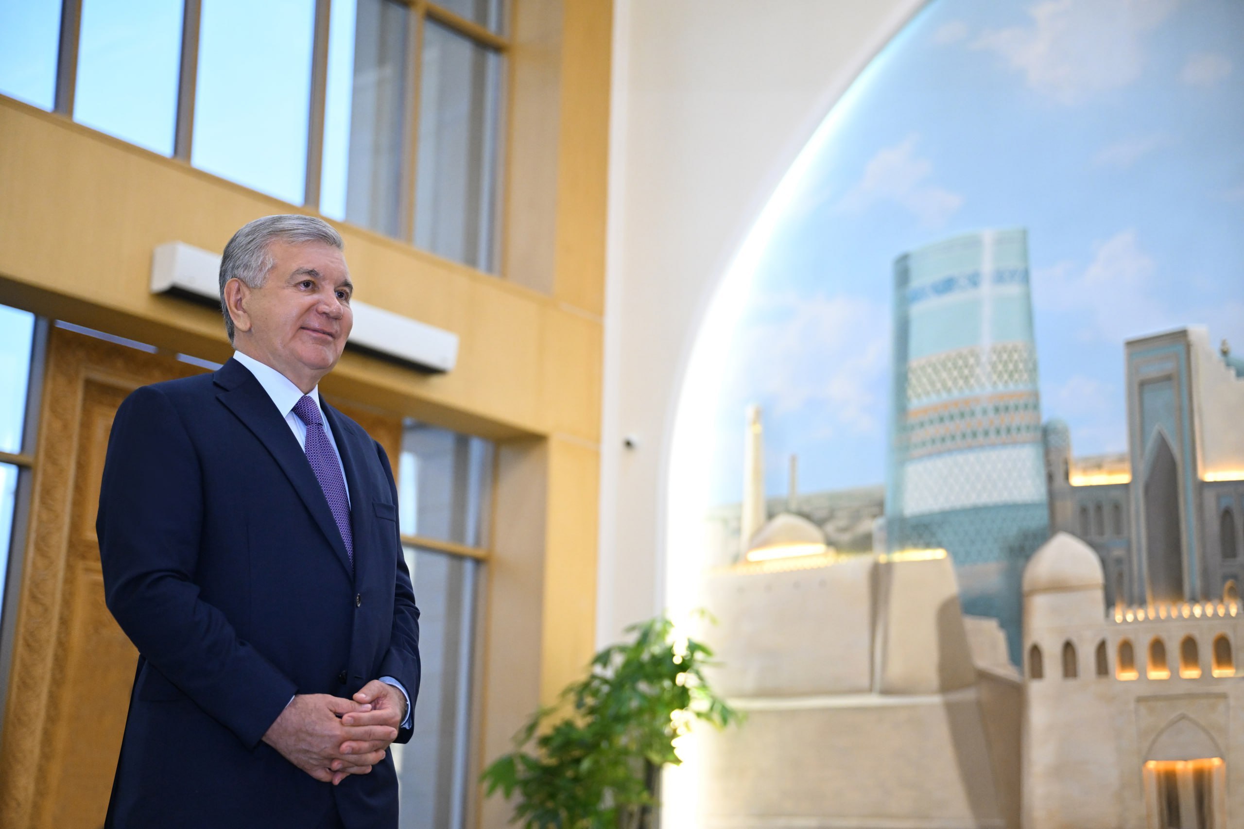 Prezident Shavkat Mirziyoyev Xiva shahrida yangi barpo etilgan Kongress-xoll, uch yulduzli mehmonxona hamda “Xiva Ichan qal’a” qabullar uyi bilan tanishdi.