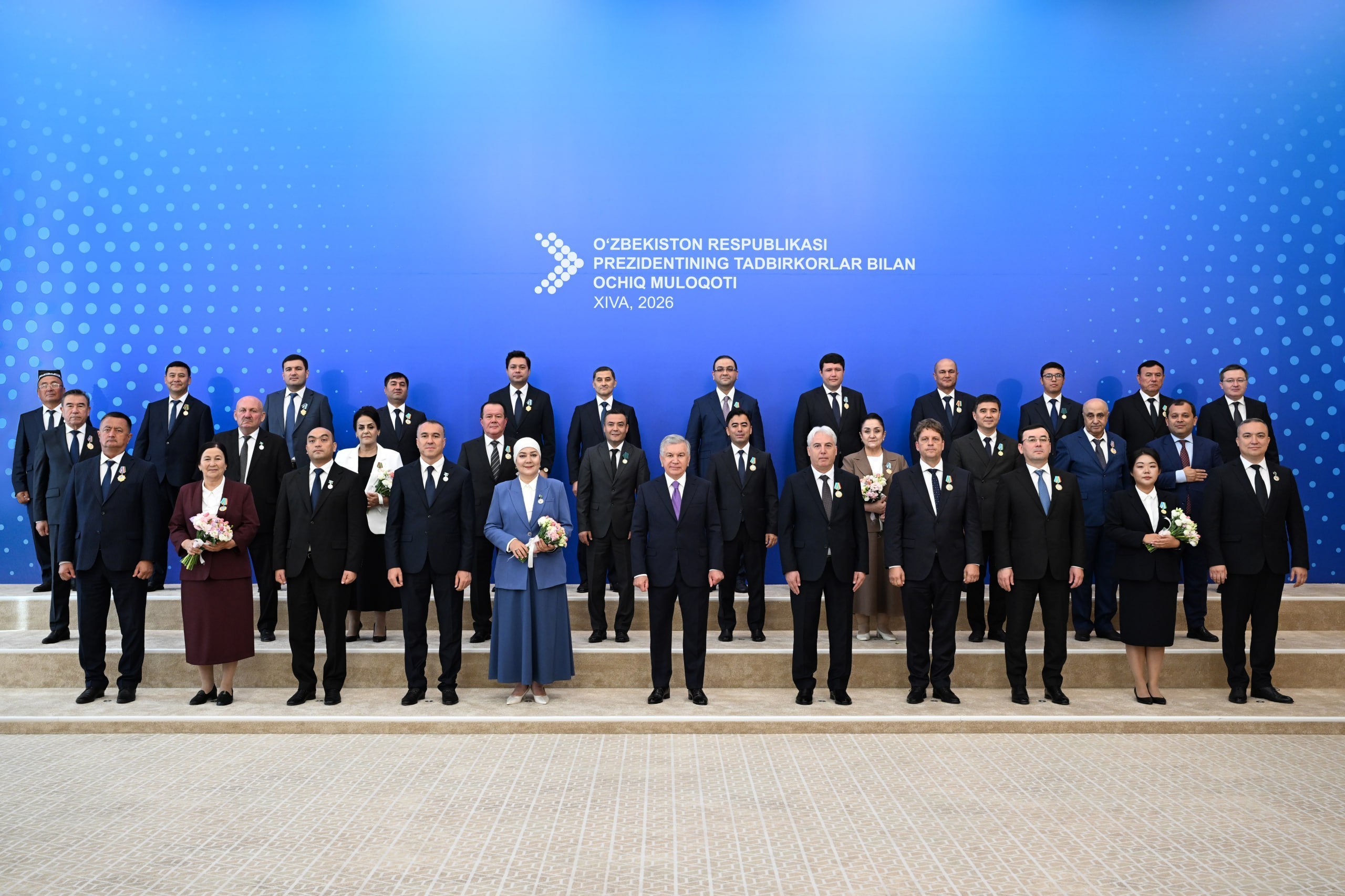 Prezident Shavkat Mirziyoyev faxriy unvonlar, orden va medallar bilan taqdirlangan bir guruh tadbirkorlarga mazkur mukofotlarni tantanali ravishda topshirdi.