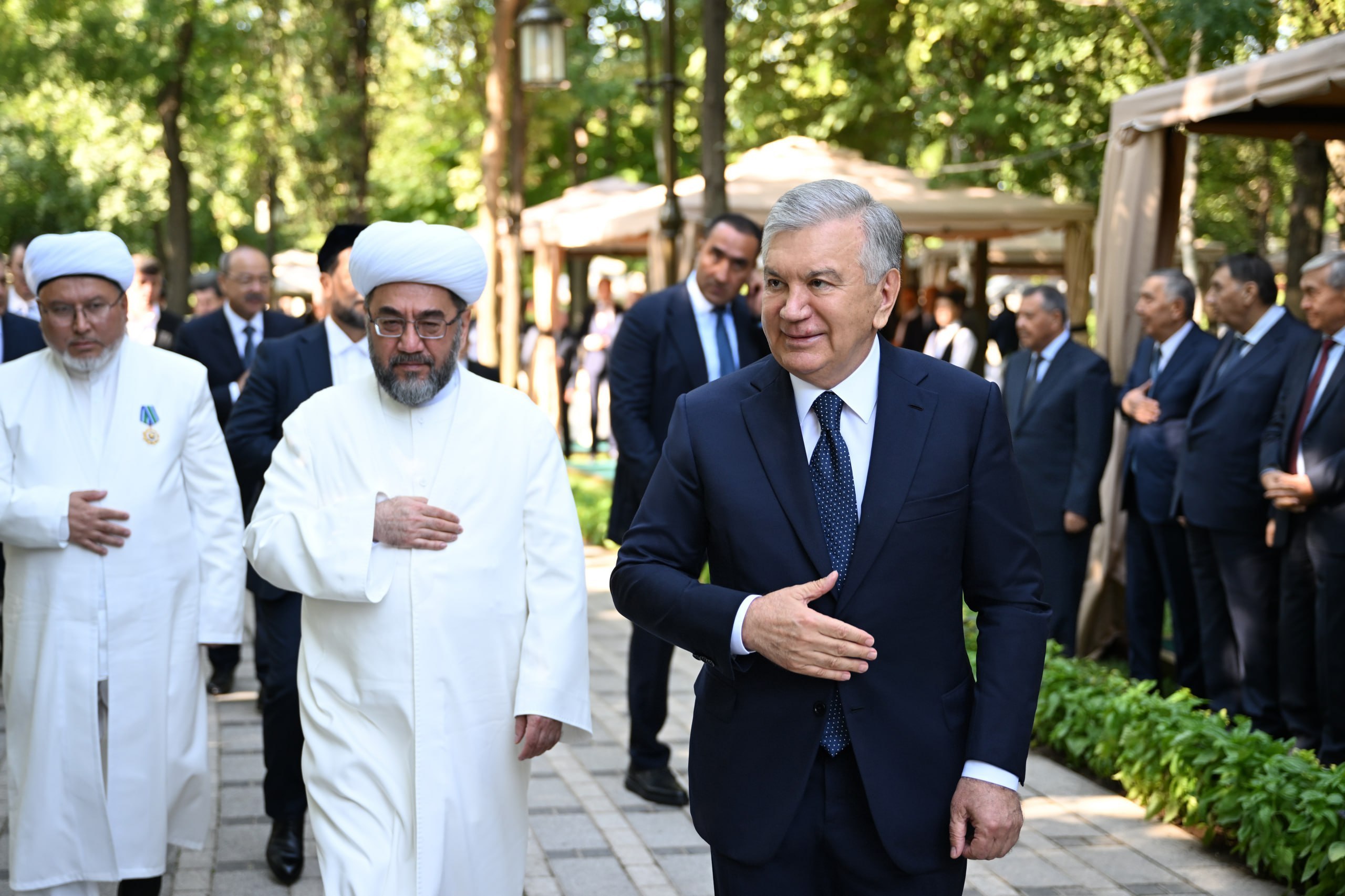 Prezident Shavkat Mirziyoyev "Shahidlar xotirasi" yodgorlik majmuasida qatag‘on qurbonlarini yod etish marosimida ishtirok etdi.