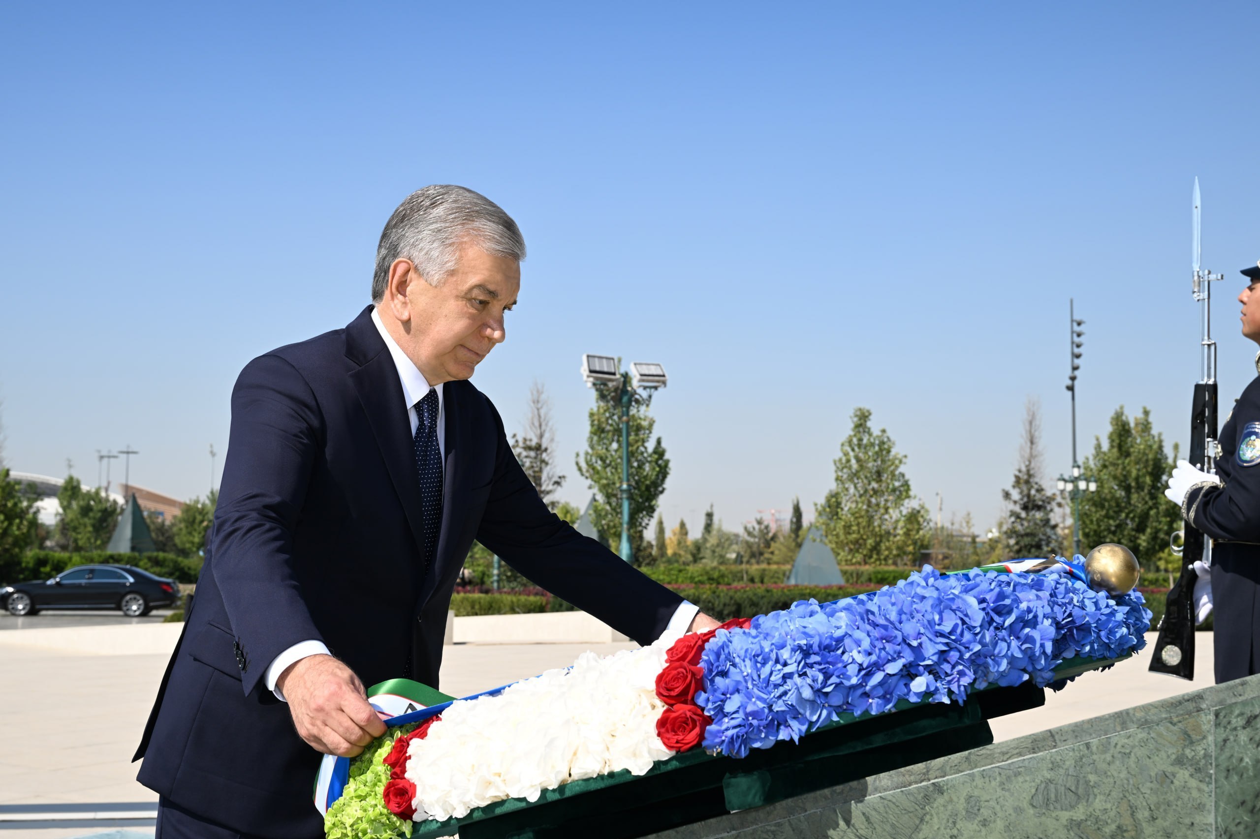 Prezident Shavkat Mirziyoyev “Yangi Oʻzbekiston” bogʻida boʻlib, Mustaqillik monumenti poyiga gulchambar qoʻydi.